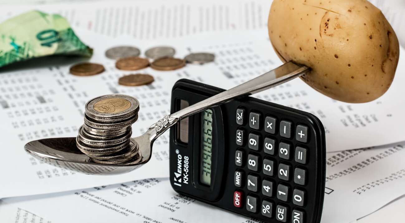 Münzen und Kartoffel im Gleichgewicht über Taschenrechner
