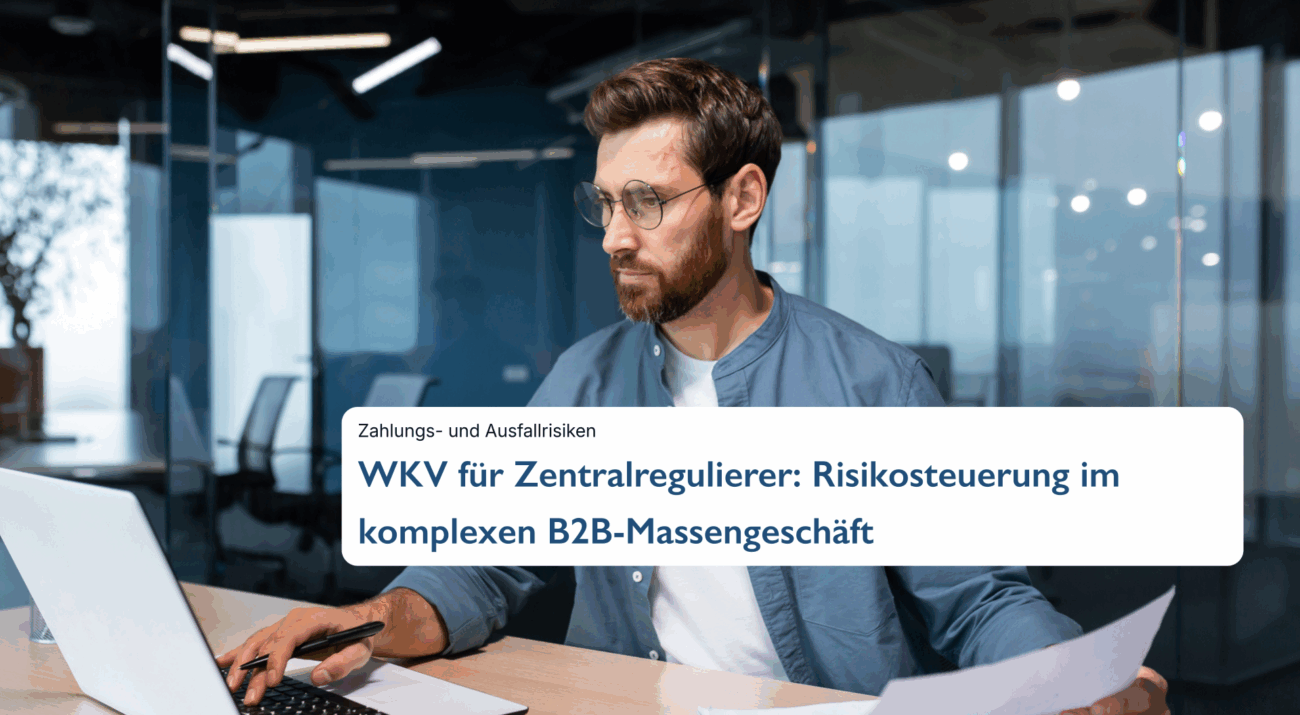 Ein Mann in blauem Hemd sitzt am Laptop.